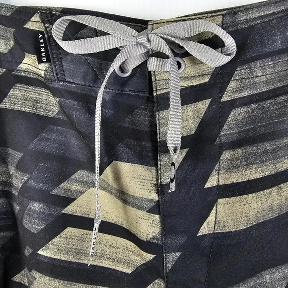 Oakley Board Short Men's 34 Swim Trunks Drawstring Pockets Geometric Pattern - Picture 4 of 10